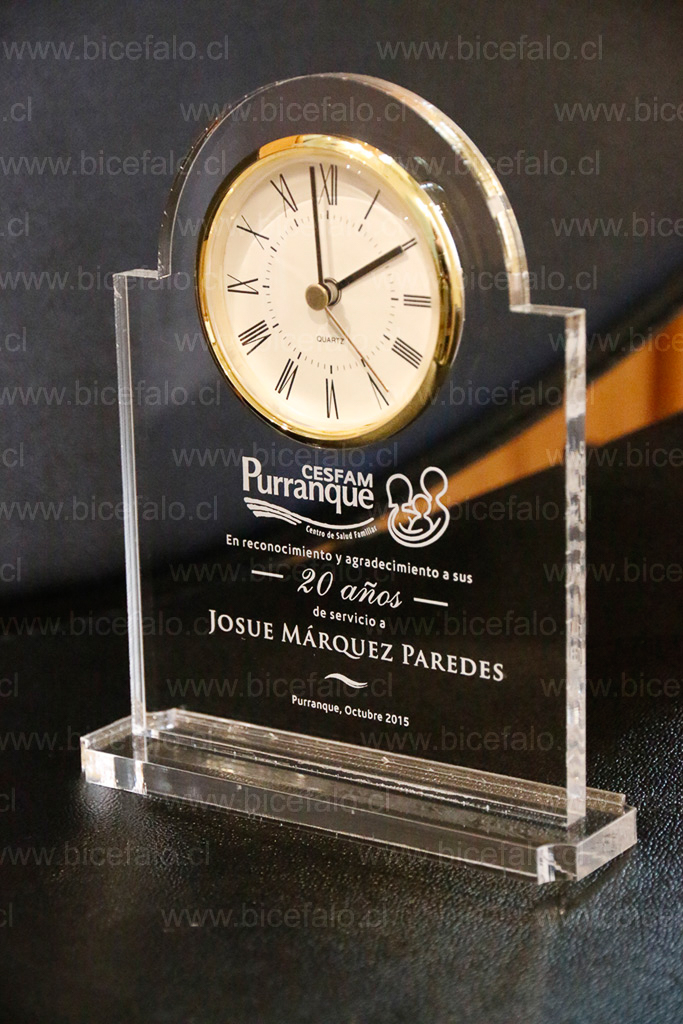 Trofeo Acrílico con reloj 80 mm embutido
